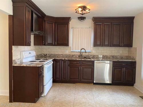 36511 Park Place Dr, Sterling Heights, MI, 48310-4222 | Card Image