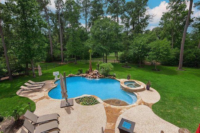 Multiple lounging areas | Image 42