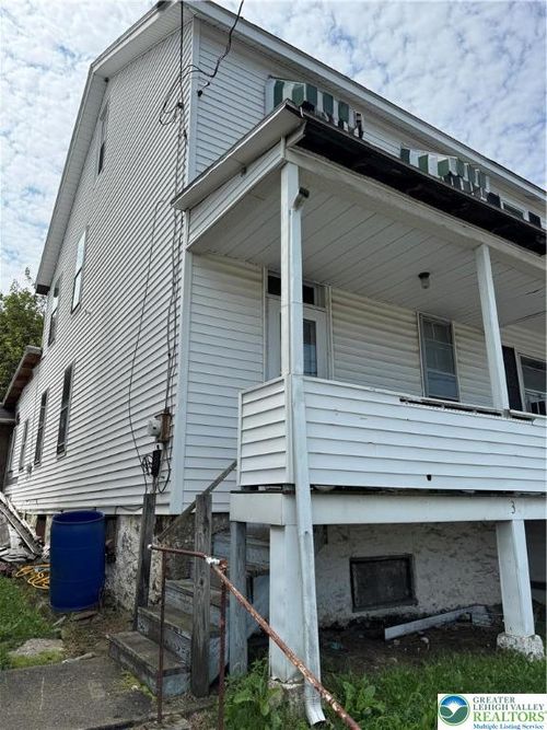 630 E Bertsch St, LANSFORD, PA, 18232-2211 | Card Image