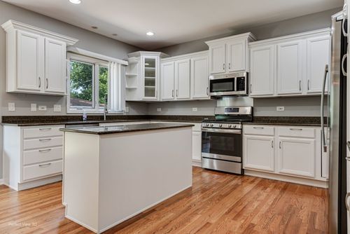 573 W Babcock Ave, Elmhurst, IL, 60126-1803 | Card Image