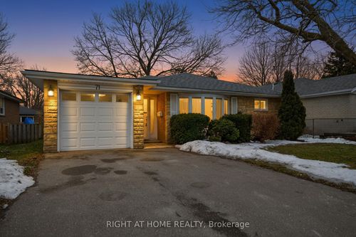 71 Banmoor Blvd, Scarborough, ON, M1J2Z4 | Card Image