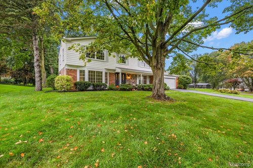 5600 Woodwind Dr, Bloomfield Hills, MI, 48301-1066 | Card Image
