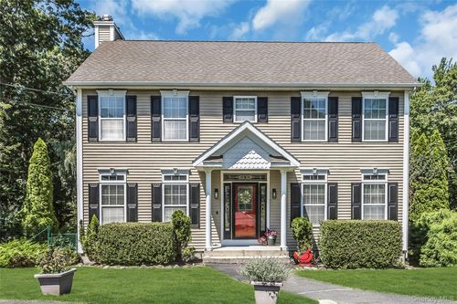 1025 Seawood Dr, Southold, NY, 11971-3830 | Card Image