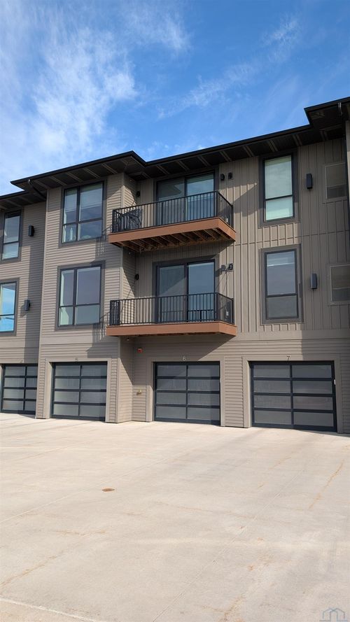 1351 13th Ave Se, Sioux Center, IA, 51250-2606 | Card Image