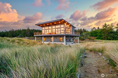 4749 Surfcrest Dr, Oak Harbor, WA, 98277-7923 | Card Image