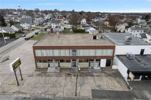 585 Warren Ave, East Providence, RI, 02914-2809 | Card Image