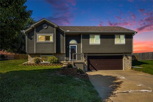 19306 Corbyn Ln, Smithville, MO, 64089-9718 | Card Image