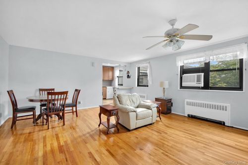 upstairs-21 Utopia Parkway, New York, NY, 11357 | Card Image
