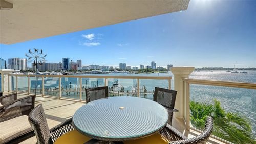 304-464 Golden Gate Pt, SARASOTA, FL, 34236-6746 | Card Image