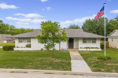 902 P St Sw, Ardmore, OK, 73401-3515 | Card Image