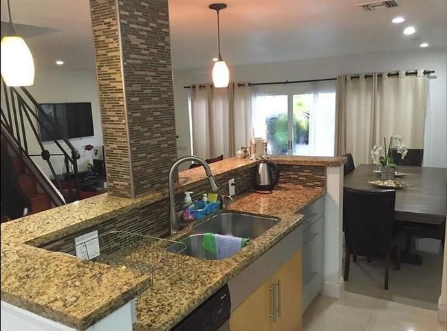 8201 Nw 8 Th Pl, Townhouse with 5 bedrooms, 3 bathrooms and null parking in Plantation FL | Image 4