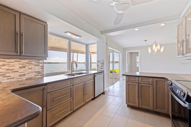 11055 7 Th St E, House other with 3 bedrooms, 2 bathrooms and null parking in TREASURE ISLAND FL | Image 12