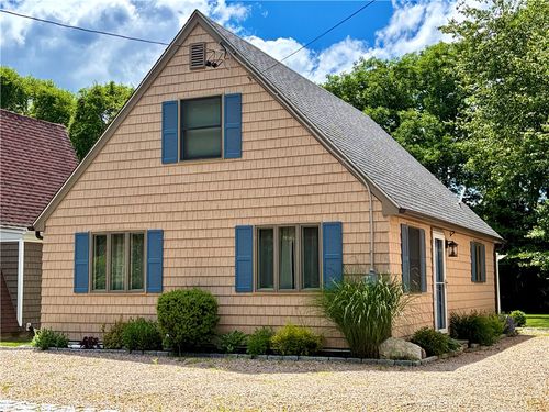 15 Deangelis St, Narragansett, RI, 02882-5518 | Card Image