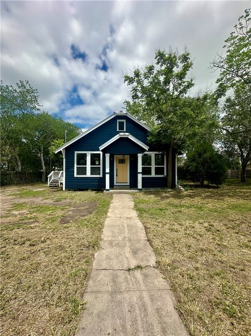 207 E Huntington St, Beeville, TX, 78102-3428 | Card Image