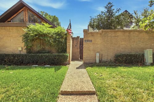 2202 Green Gate Dr, Arlington, TX, 76012-4935 | Card Image