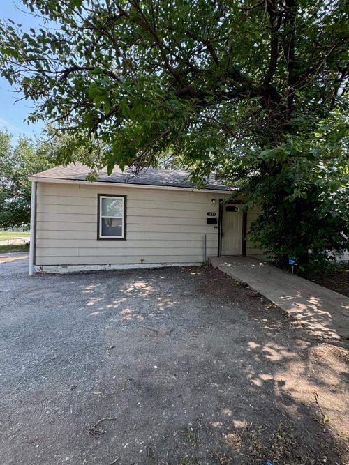 2673 S Holyoke St, Wichita, KS, 67210-1121 | Card Image