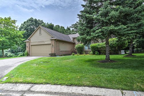 28-7071 Deerwood Trail, West Bloomfield Charter Township, MI, 48323 | Card Image
