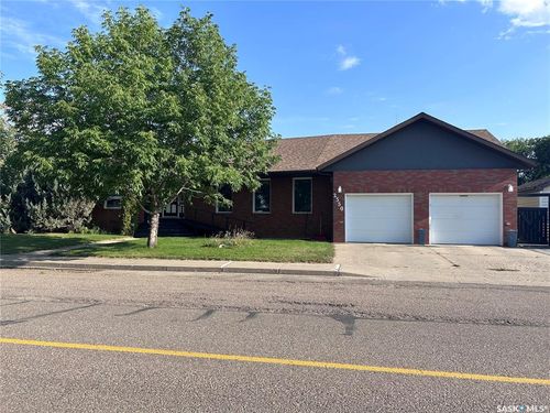 2550 Cardinal Cres, North Battleford, SK, S9A3W9 | Card Image