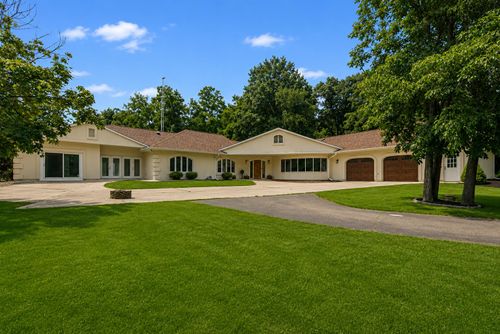 903 Hazel Ridge Rd, Elkhorn, WI, 53121-3957 | Card Image