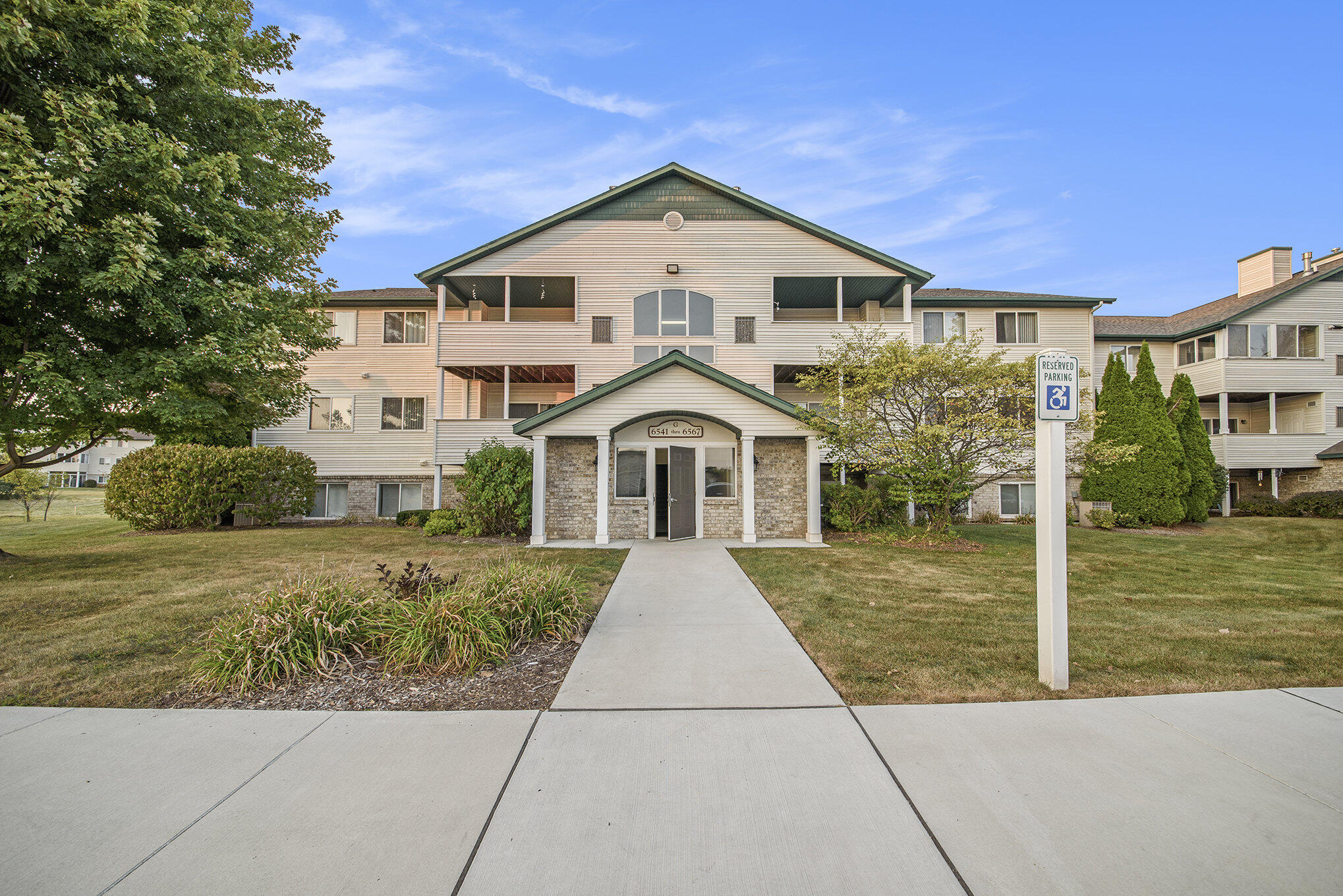 Clover Ct, Caledonia, MI 49316