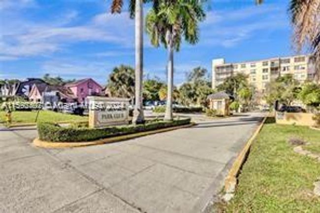 314 - 17890 W Dixie Hwy 314 Hwy, Condo with 2 bedrooms, 2 bathrooms and null parking in North Miami Beach FL | Image 3