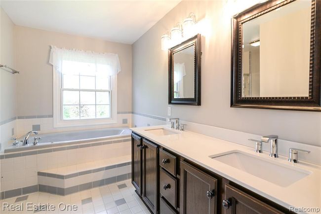 Dual Vanity Sinks | Image 28