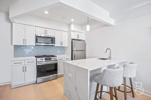 4c-25-74 34th St, Astoria, NY, 11103-5302 | Card Image