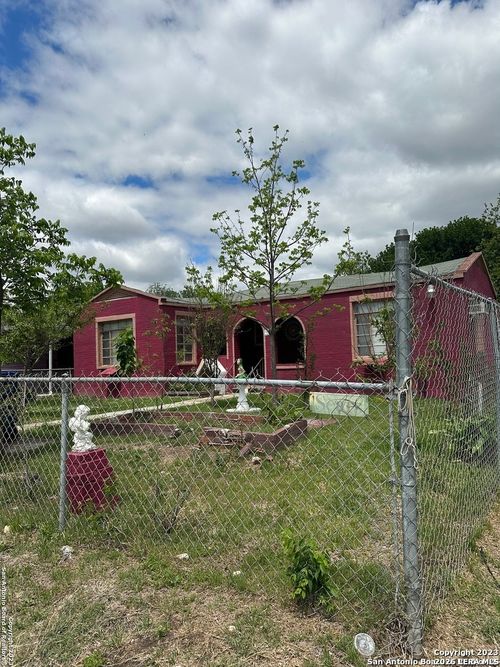 3903 W Houston St, San Antonio, TX, 78207-3626 | Card Image