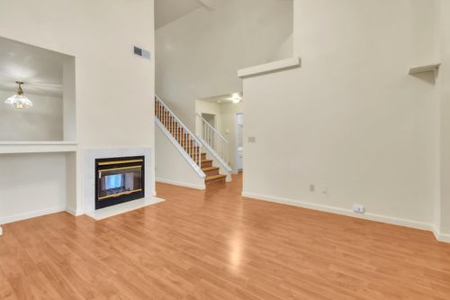 106 Creekside Cir, Sacramento, CA, 95823-6700 | Card Image