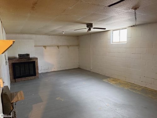 215 1st St Sw, Buffalo Center, IA, 50424-1143 | Card Image