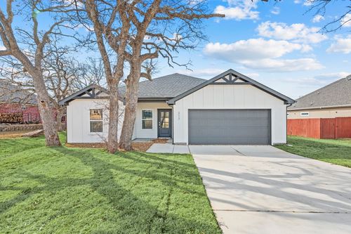 217 Shady Oaks Dr, Runaway Bay, TX, 76426-9462 | Card Image