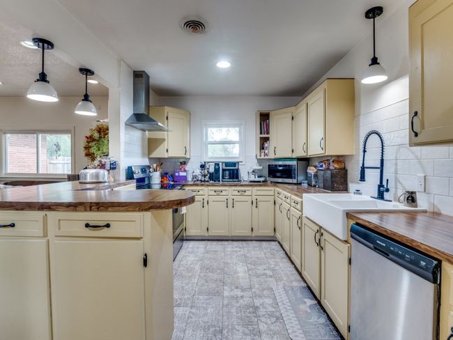 541 S Highway 67, House other with 3 bedrooms, 3 bathrooms and null parking in Cedar Hill TX | Image 11