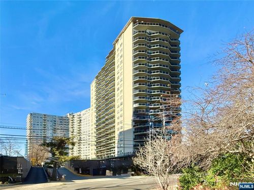 2077 Center Ave, Fort Lee, NJ, 07024-4901 | Card Image