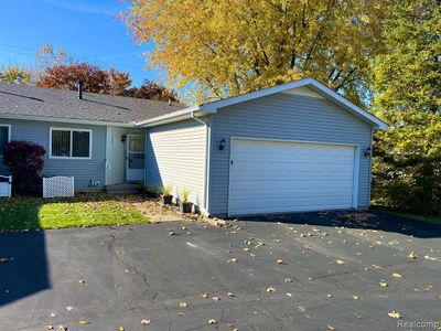 1620 New York Avenue, Condo with 2 bedrooms, 2 bathrooms and null parking in Marysville MI | Image 1