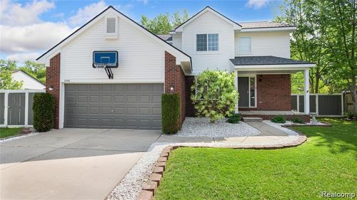 21732 Jacksonville St, Farmington Hills, MI, 48336-4918 | Card Image