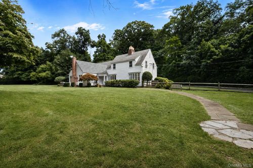 1 Stonegate Ln, Glen Head, NY, 11545-2518 | Card Image