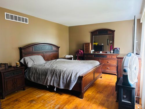 22139 Irongate St, Woodhaven, MI, 48183-3743 | Card Image