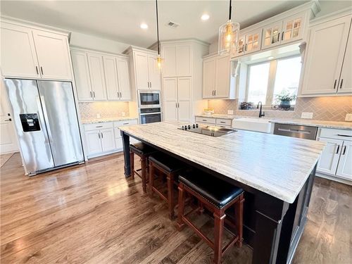 814 Creekmoor Dr, Raymore, MO, 64083-9017 | Card Image