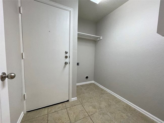 208 Spruce Dr, House other with 4 bedrooms, 2 bathrooms and 2 parking in Kyle TX | Image 16