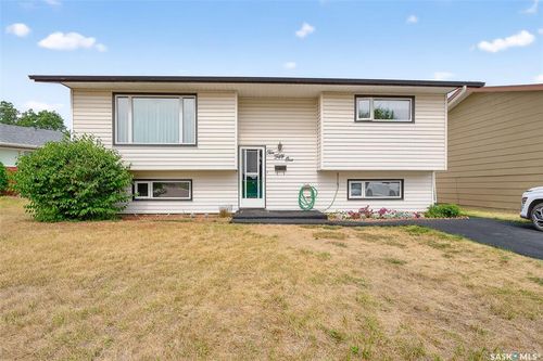 1051 Corman Cres, Moose Jaw, SK, S6H6V5 | Card Image