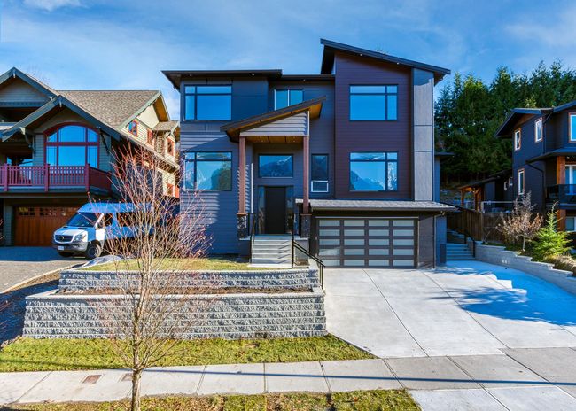 1066 Jay Crescent, House other with 6 bedrooms, 5 bathrooms and 4 parking in Squamish BC | Image 1