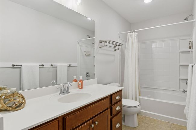 Upper level full bathroom | Image 20