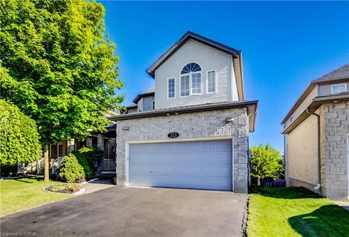 573 Robert Ferrie Dr, Kitchener, ON, N2P2T8 | Card Image