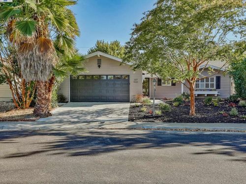 137 Olympic Cir, Vacaville, CA, 95687-3305 | Card Image