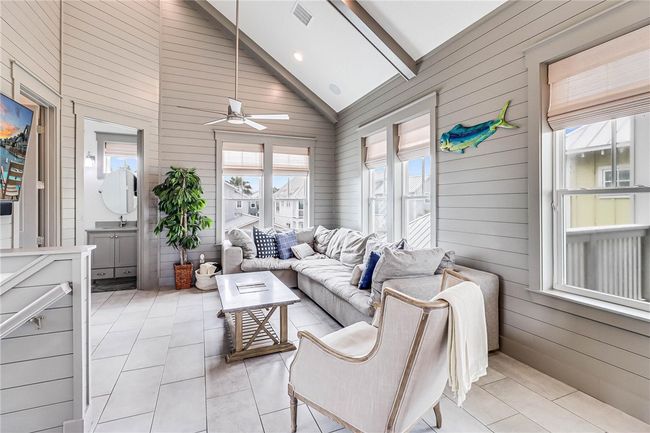 Living Area | Image 10