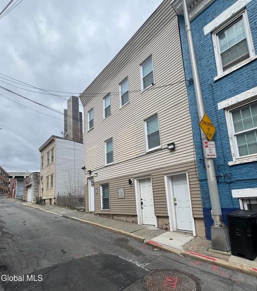 31 Van Zandt St, Albany, NY, 12207-1404 | Card Image