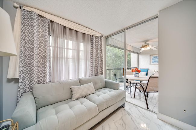 MASTER BEDROOM DOOR TO BALCONY | Image 29