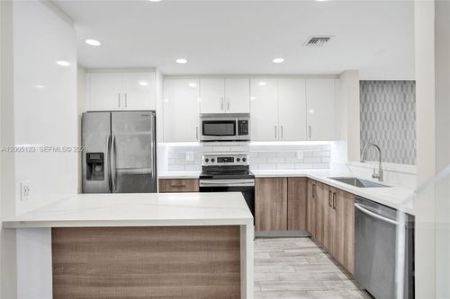 2062 Discovery Cir E, Deerfield Beach, FL, 33442-1042 | Card Image
