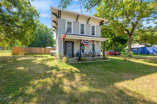 806 E 3rd St, Lawton, MI, 49065-8711 | Card Image