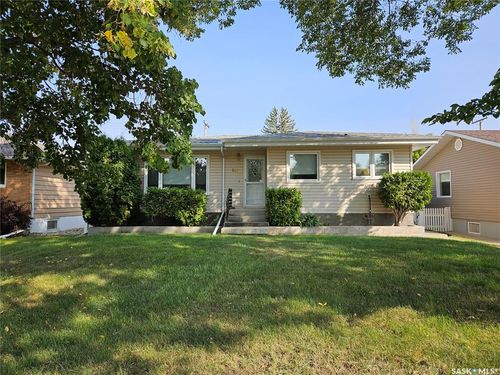 1030 Henry St, Moose Jaw, SK, S6H3H4 | Card Image